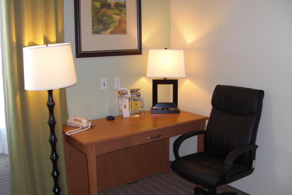 Super 8 By Wyndham Austin/Airport North 호텔 외부 사진