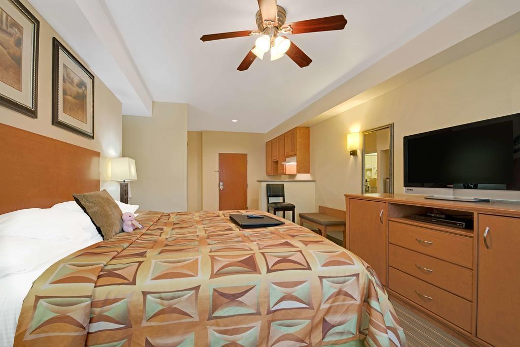 Super 8 By Wyndham Austin/Airport North 호텔 외부 사진
